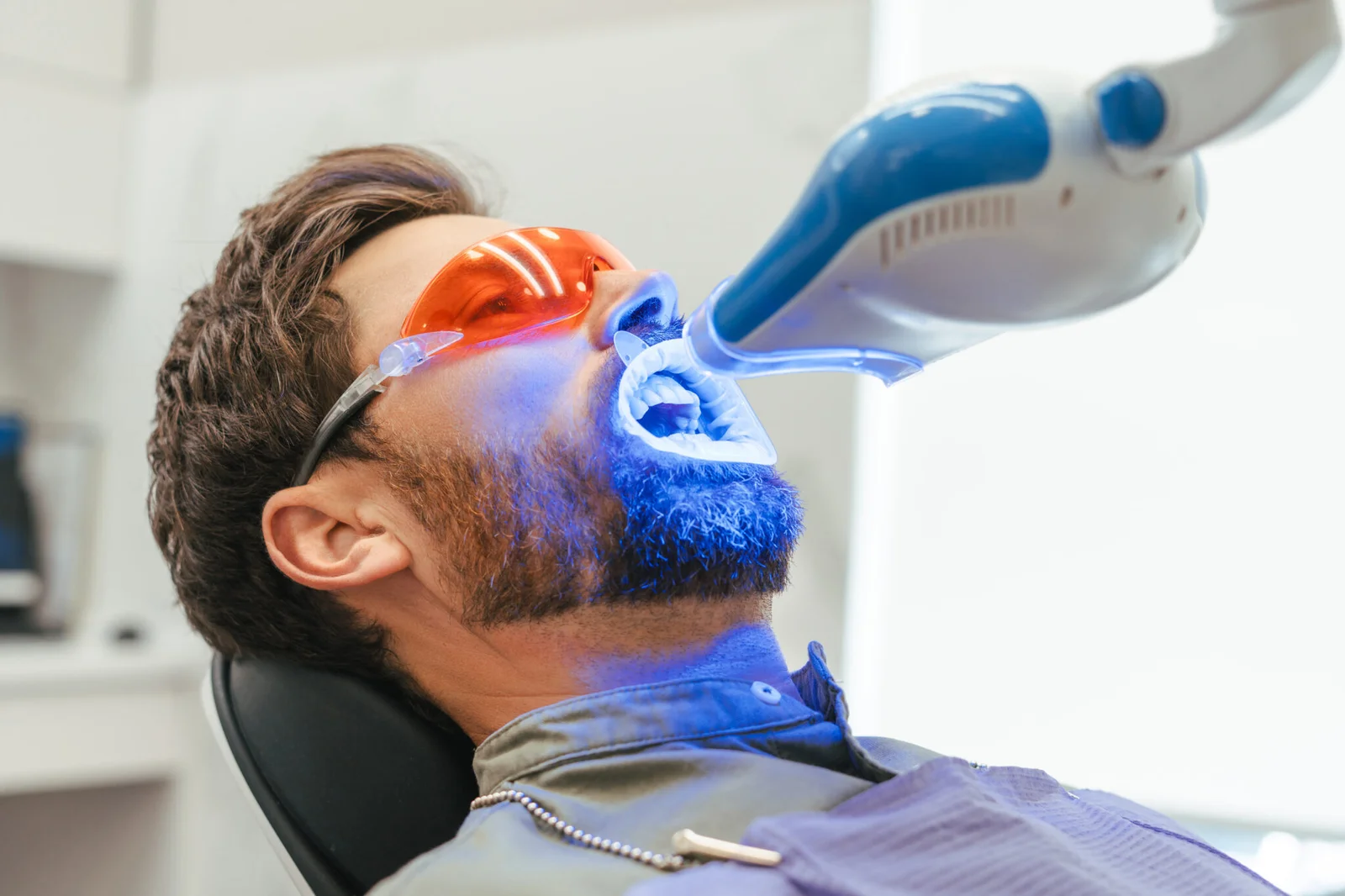 Teeth whitening treatment with blue light at Turkey Teeth.